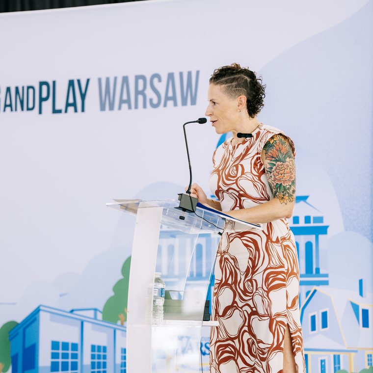 Sarah Matt at the lectern during the Plug and Play Warsaw Medtech Expo keynote
